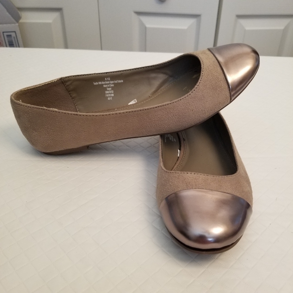 Merona Target Brand Gold Toe Flats Sz 8.5